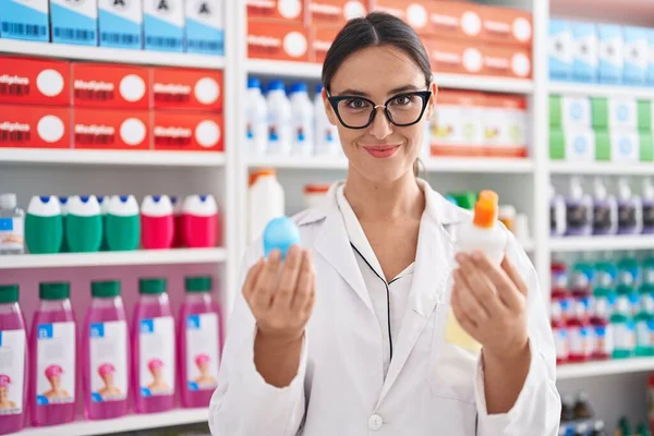 Young Beautiful Hispanic Woman Pharmacist Holding Deodorant Bottles Pharmacy — Stock Photo, Image