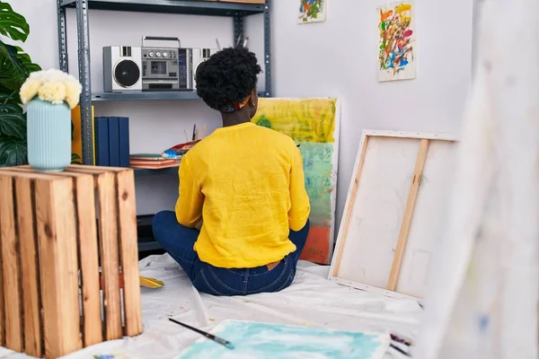 Young African American Woman Artist Drawing Sitting Floor Art Studio — Stok fotoğraf