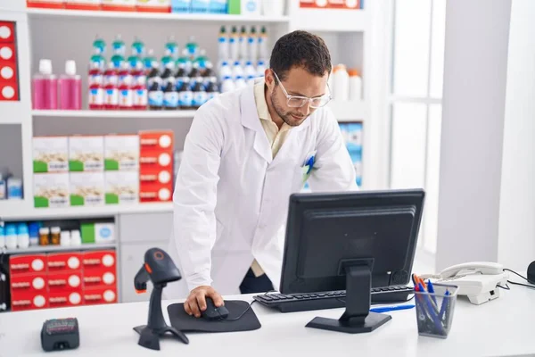 Homem Jovem Farmacêutico Usando Computador Trabalhando Farmácia — Fotografia de Stock