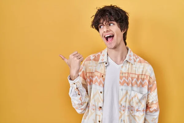 Mladý Muž Sobě Ležérní Letní Košile Úsměvem Šťastným Obličejem Ukazuje — Stock fotografie
