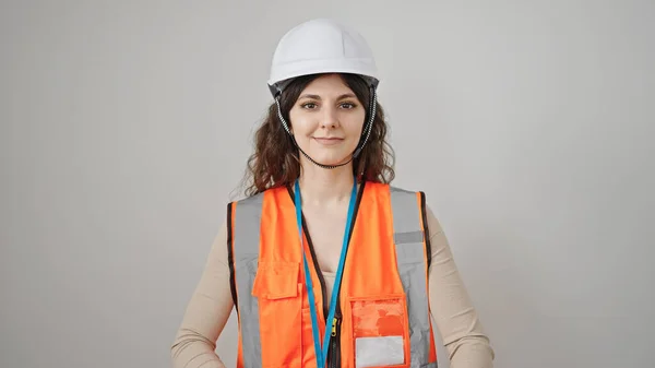 年轻美丽的惊慌失措的女建筑工人站在孤独的白色背景上 自信地微笑着 — 图库照片