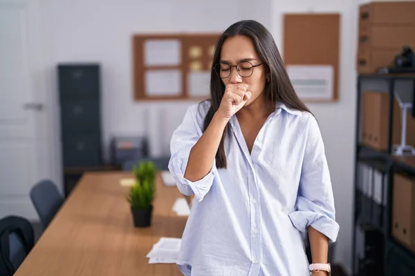 事務所の若いヒスパニック系の女性は気分が悪く 風邪や気管支炎の症状として咳をします ヘルスケアの概念 — ストック写真