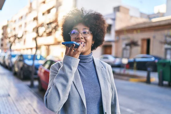 アフリカ系アメリカ人の女性経営者が路上でスマートフォンで自信を持って話す — ストック写真