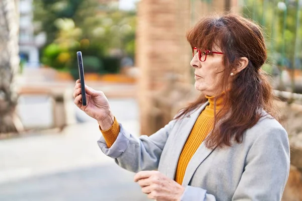 Middle Age Woman Business Executive Having Video Call Street — Fotografia de Stock