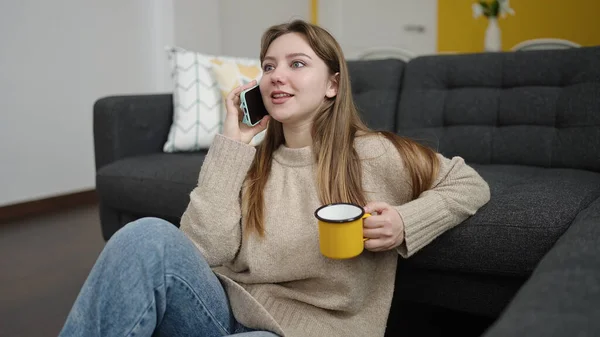 Young Blonde Woman Talking Smartphone Drinking Coffee Home — Fotografia de Stock