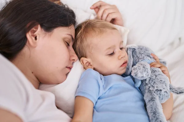 Anne Oğlu Yatakta Uyuyor Yatak Odasında Oyuncak Bebeklere Sarılıyorlar — Stok fotoğraf
