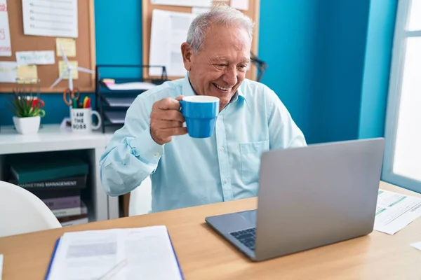 Homem Cabelos Grisalhos Meia Idade Trabalhador Negócios Usando Laptop Beber — Fotografia de Stock