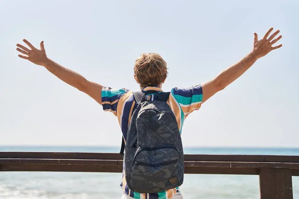 年轻男子游客背着背包 双臂张开 在海滨 — 图库照片