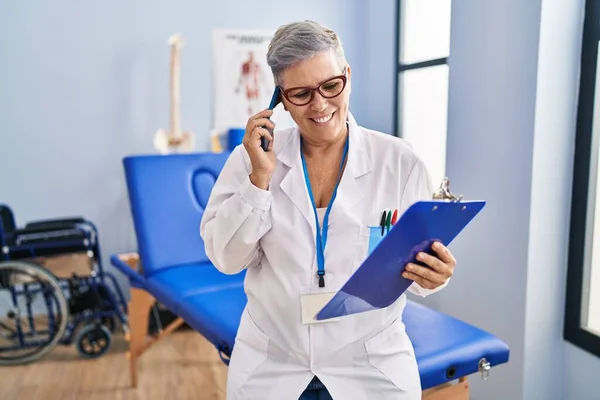 Middle Age Woman Physiotherapist Talking Smartphone Rehab Clinic — Stock Photo, Image
