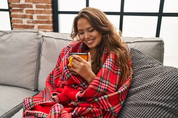 Young Beautiful Hispanic Woman Drinking Coffee Covering Blanket Home — Stock fotografie