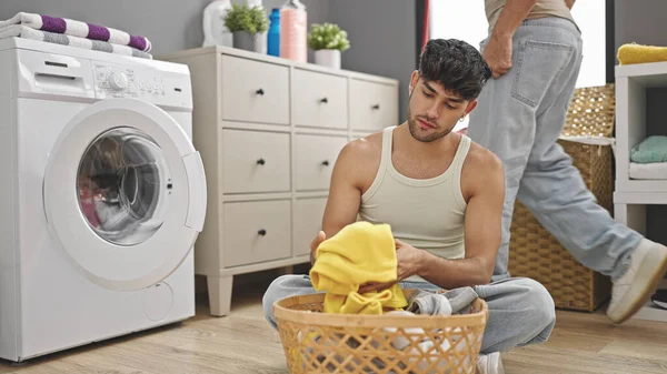 Två Män Par Tvätta Kläder Tvättstugan — Stockfoto
