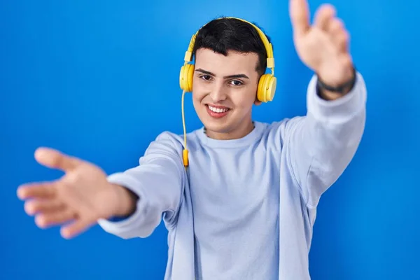 Persona Binaria Escuchando Música Usando Auriculares Mirando Cámara Sonriendo Con — Foto de Stock