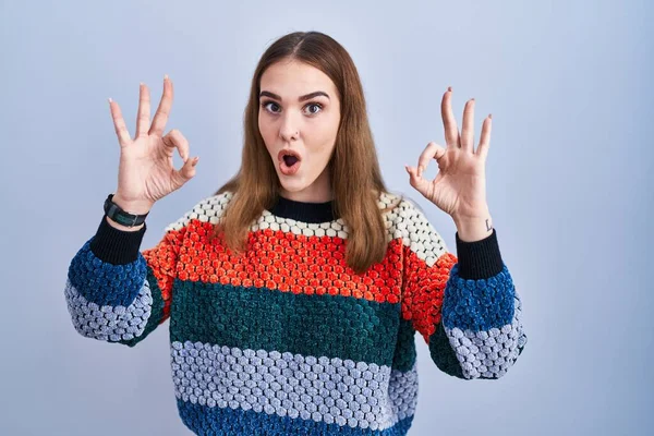Young Hispanic Girl Standing Blue Background Looking Surprised Shocked Doing — Stock Photo, Image