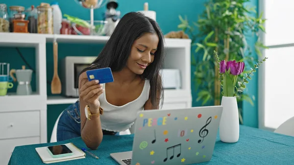 Afroamerikanerin Beim Einkaufen Mit Laptop Und Kreditkarte Esstisch — Stockfoto