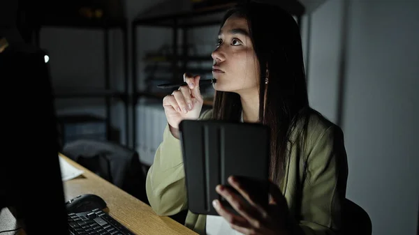 Junge Schöne Hispanische Geschäftsfrau Mit Computer Und Touchpad Büro — Stockfoto
