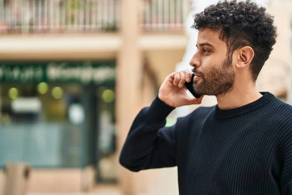 Νεαρός Άραβας Άνδρας Χαμογελά Σίγουρος Μιλώντας Στο Smartphone Στο Δρόμο — Φωτογραφία Αρχείου