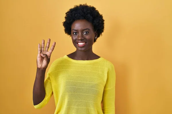 Afrikanische Junge Frau Steht Über Gelbem Studio Und Zeigt Mit — Stockfoto