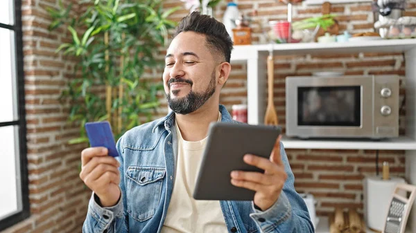 Junger Mann Kauft Mit Touchpad Und Kreditkarte Ein Und Sitzt — Stockfoto
