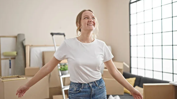 Young Blonde Woman Smiling Confident Standing New Home — Stok fotoğraf