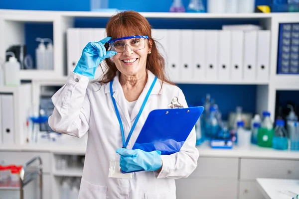 Μέση Ηλικία Γυναίκα Επιστήμονας Χαμογελώντας Αυτοπεποίθηση Κρατώντας Λίστα Ελέγχου Στο — Φωτογραφία Αρχείου