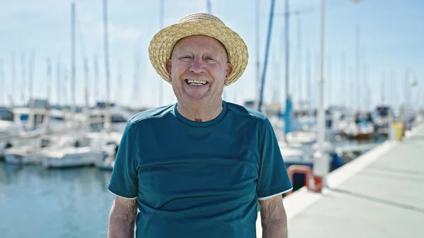 Senior Hombre Pelo Gris Turista Con Sombrero Verano Sonriendo Puerto — Foto de Stock