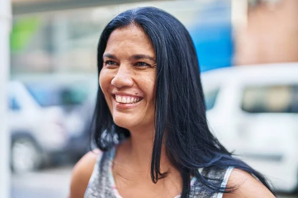 Mujer Hispana Mediana Edad Sonriendo Confiada Mirando Lado Calle —  Fotos de Stock
