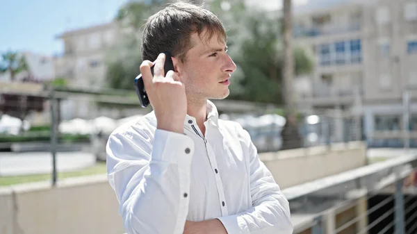 Young Caucasian Man Smiling Confident Listening Audio Message Smartphone Street — Stock Photo, Image
