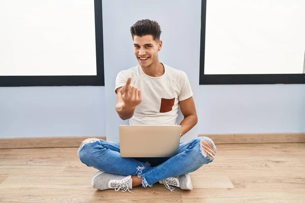 Jovem Hispânico Usando Laptop Casa Acenando Vir Aqui Gesto Com — Fotografia de Stock
