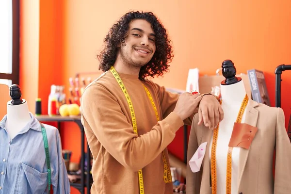 Jeune Homme Latino Tailleur Souriant Confiant Appuyé Sur Mannequin Atelier — Photo