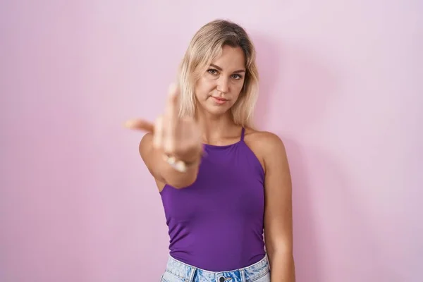 Young Blonde Woman Standing Pink Background Showing Middle Finger Impolite — Photo