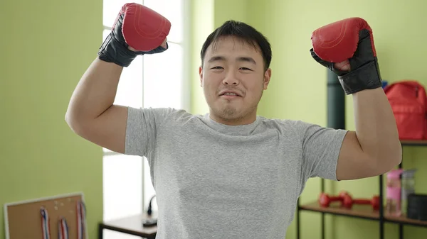 Genç Çinli Güler Yüzlü Adam Spor Merkezinde Güçlü Hareketler Yapıyor — Stok fotoğraf