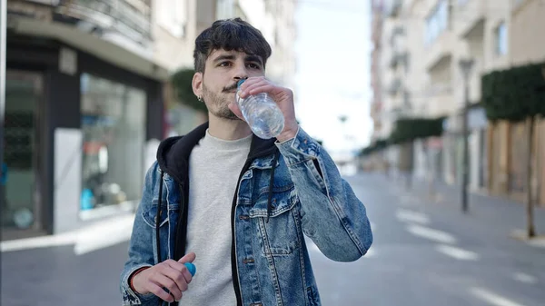 Sokakta Içen Genç Bir Spanyol — Stok fotoğraf