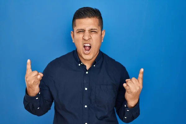 Hispanic Ung Man Står Över Blå Bakgrund Skrika Med Galna — Stockfoto