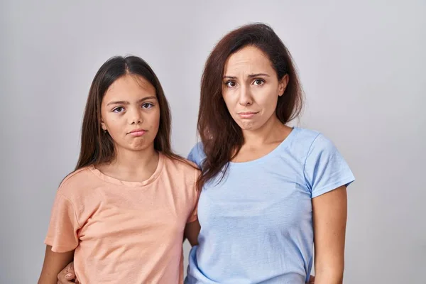 Jovem Mãe Filha Sobre Fundo Branco Deprimido Preocupar Com Angústia — Fotografia de Stock