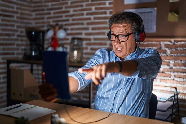 Middelaldrende Hispanic Mann Bruker Touchpad Sittende Bordet Natten Peker Misfornøyd – stockfoto