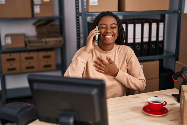 African American Γυναίκα Ecommerce Εργαζόμενος Των Επιχειρήσεων Μιλάμε Για Smartphone — Φωτογραφία Αρχείου