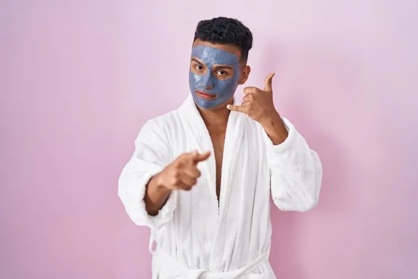 Jeune Homme Hispanique Portant Masque Beauté Peignoir Bain Souriant Faisant — Photo