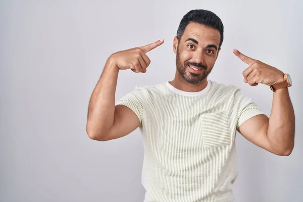 Hispanic Man Beard Standing Isolated Background Smiling Pointing Head Both — Stockfoto