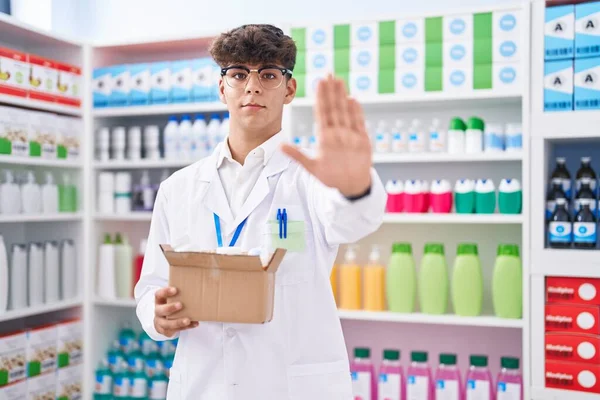 Adolescente Hispano Trabajando Farmacia Caja Espera Con Píldoras Con Mano — Foto de Stock