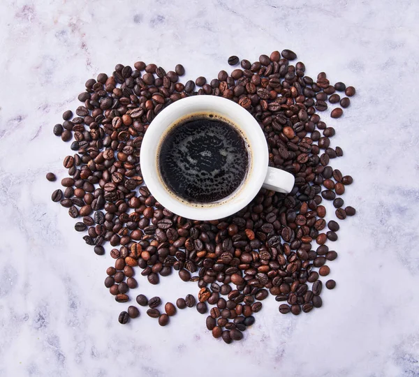 Bir Fincan Espresso Porselen Yüzeyde Kahve Çekirdekleri — Stok fotoğraf