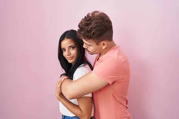 Young Hispanic Couple Standing Pink Background Looking Side Relax Profile — Stockfoto
