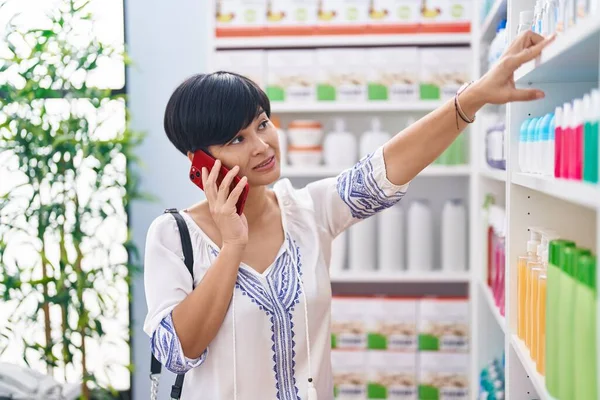 Китаянка Средних Лет Улыбается Уверенно Разговаривая Смартфоне Аптеке — стоковое фото