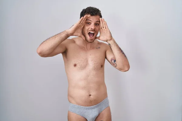 Ung Latinamerikansk Man Står Tröjlös Klädd Underkläder Leende Glatt Spelar — Stockfoto