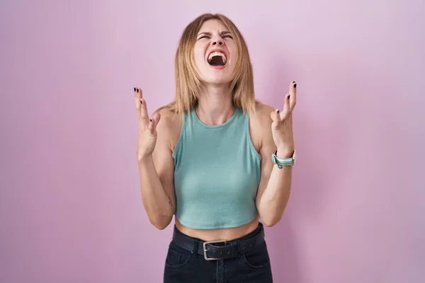 Blonde Caucasian Woman Standing Pink Background Crazy Mad Shouting Yelling — Photo