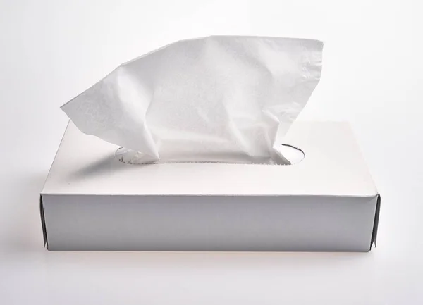 一盒餐巾盖在孤立的白色背景上 — 图库照片