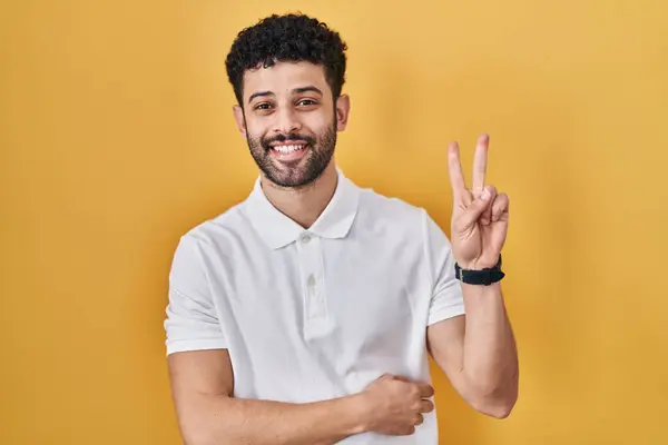Hombre Árabe Pie Sobre Fondo Amarillo Sonriendo Con Cara Feliz — Foto de Stock