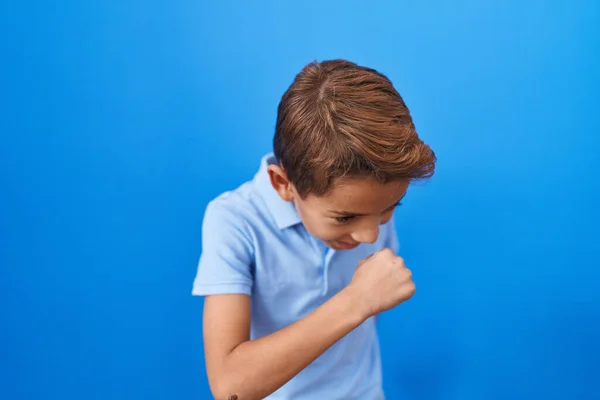 Kleiner Hispanischer Junge Lässigem Blauem Shirt Fühlt Sich Unwohl Und — Stockfoto