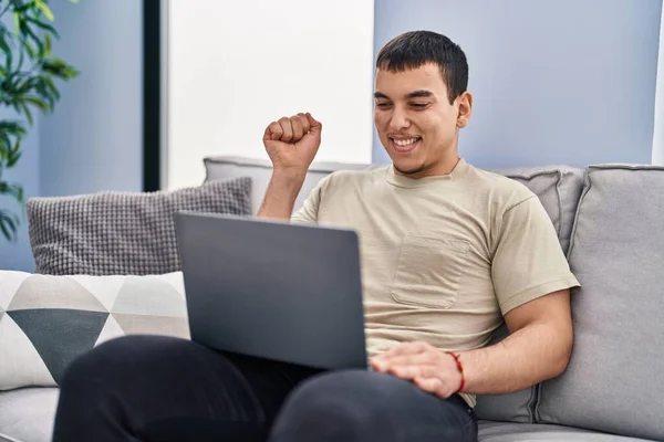 Junger Arabischer Mann Mit Laptop Hause Schreit Stolz Feiert Sieg — Stockfoto