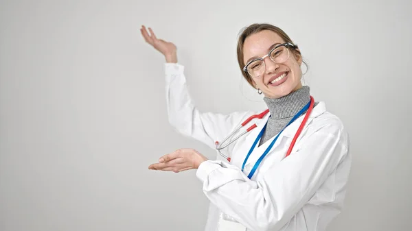 Junge Kaukasische Ärztin Lächelt Selbstbewusst Und Präsentiert Vor Isoliertem Weißen — Stockfoto