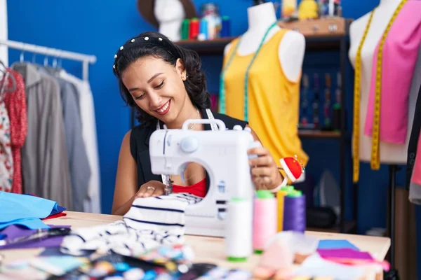 Junge Schöne Hispanische Schneiderin Lächelt Selbstbewusst Mit Nähmaschine Bekleidungsfabrik — Stockfoto
